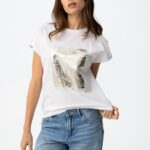 Camiseta Blanca Con Gráfico Minimalista