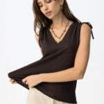 Top Con Lazadas En Hombros Marrón