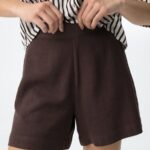 Short Marrón Con Bolsillos Laterales