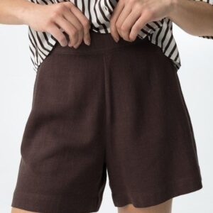 Short Marrón Con Bolsillos Laterales