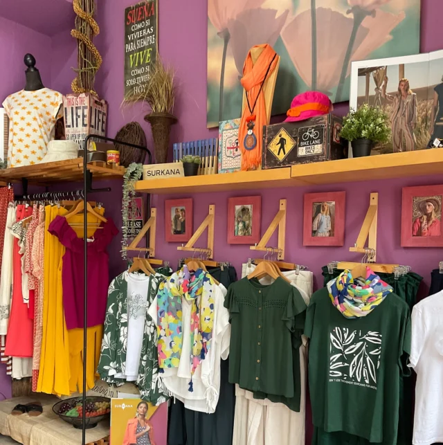 ¡¡Luces y acción!! 🔝
Ayer fue un día incierto para tod@s.
Os envío un abrazo enorme y mi agradecimiento a todos los que hicieron posible que hoy podamos abrir las persianas de nuestros comercios y tener normalidad en nuestras vidas 🫂

Nos vemos en #anacondemoda
•••
www.anacondemodaes
•••
#apagon
#pequeñocomercio
#solidaridad
#gracias
#unabrazo
#sehizolaluz
#anacondemodaes
#sevillahoy