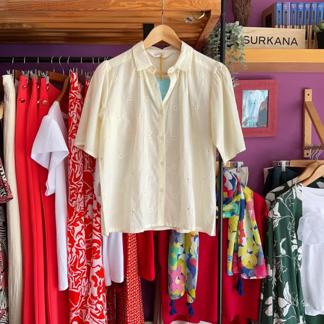 🌼Muy buenos días🌼
Ya por aquí, con prendas tan bonitas como esta camisa bordada de margaritas 💞
¡¡Nos vemos!!
•••
www.anacondemoda.es
•••
#marcasespañolas
#verano25
#tejidosnaturales
#modabonita
#acmoda
#anacondemodaes
#sevillahoy