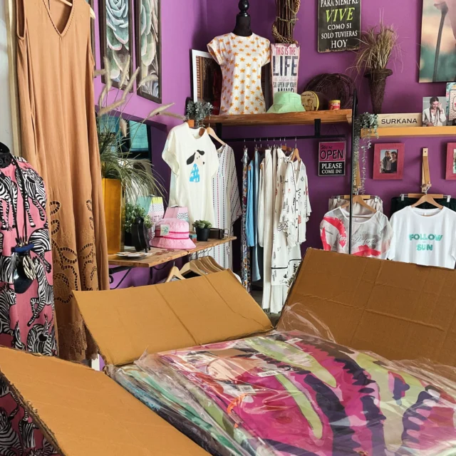 Ya tenéis en tienda y en la web, todo lo que llego en esta cajita 📦
#pararegalaryregalarte
•••
www.anacondemoda.es
•••
#buenosdiasmundo
#marcasespañolas
#accesorios
#nuevascolecciones
#anacondemodaes
#sevillacity